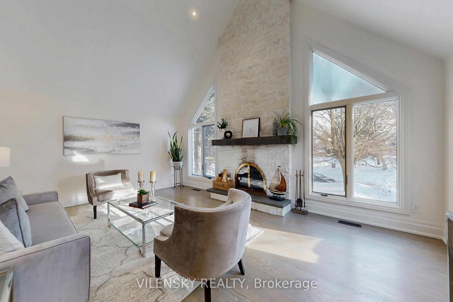 32 Whitfield Court | Custom 5-Bed Raised Bungalow For Sale Aurora | Vilensky Realty