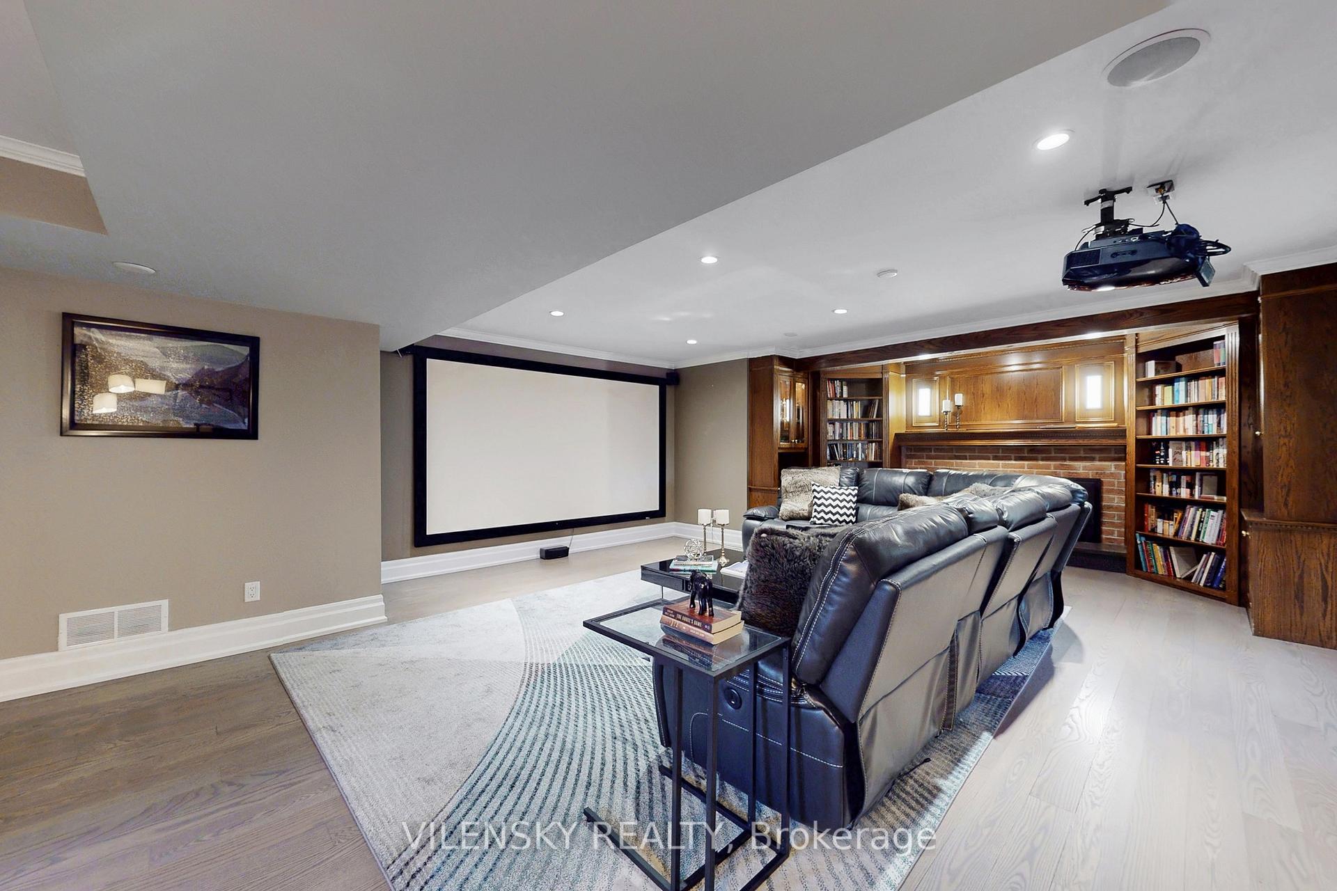 32 Whitfield Court | Custom 5-Bed Raised Bungalow For Sale Aurora | Vilensky Realty