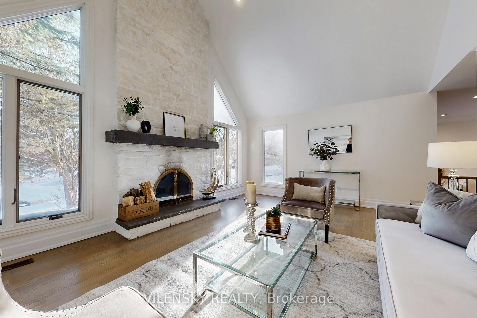 32 Whitfield Court | Custom 5-Bed Raised Bungalow For Sale Aurora | Vilensky Realty