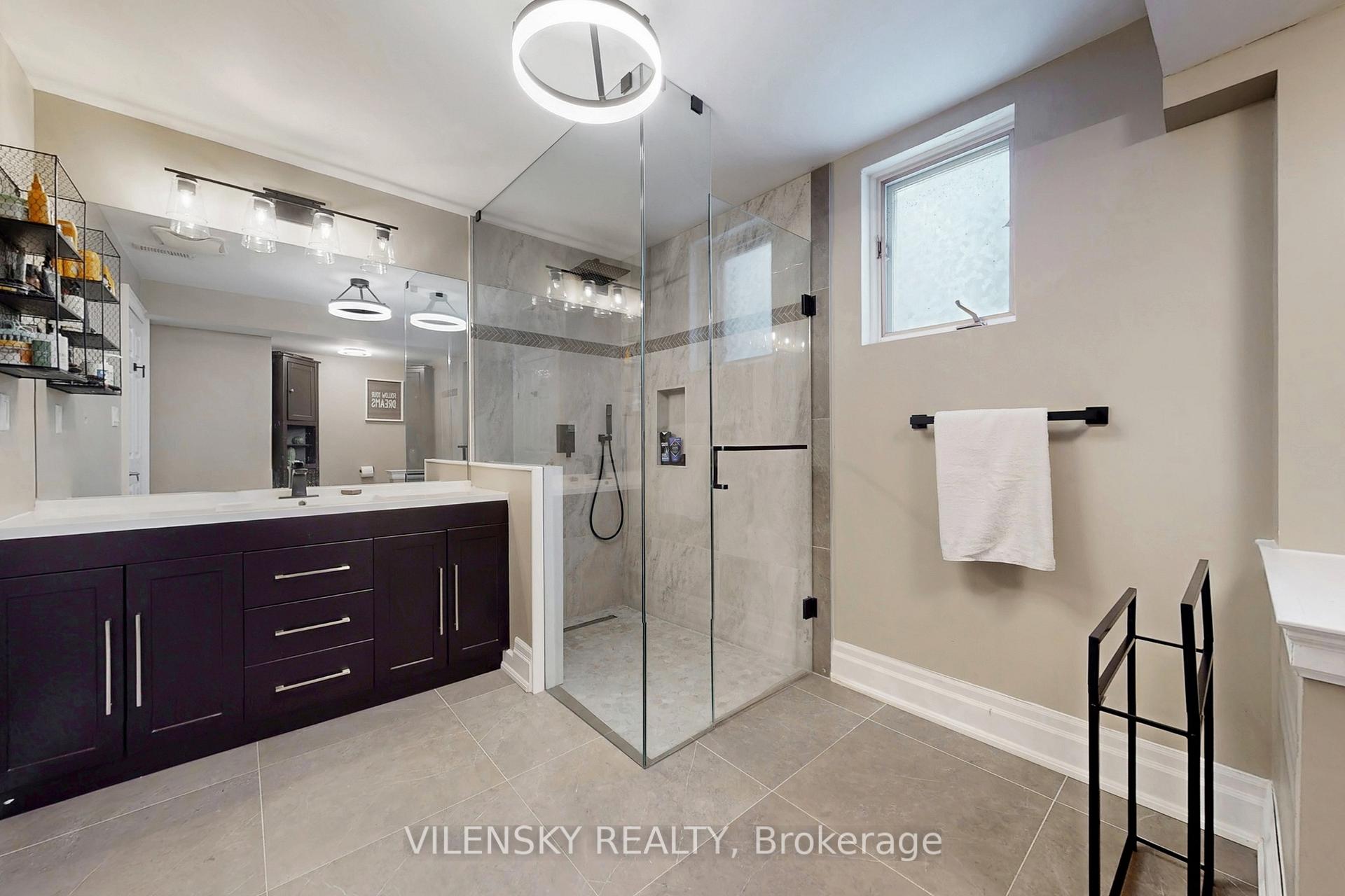 32 Whitfield Court | Custom 5-Bed Raised Bungalow For Sale Aurora | Vilensky Realty