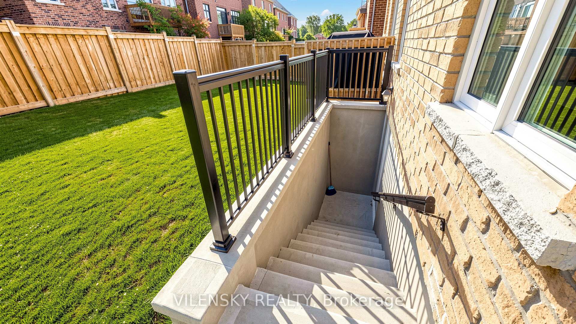 Luxury 5-Bed Family Home for Sale | 23 Watershed Gate, Queensville East Gwillimbury | Vilensky Realty