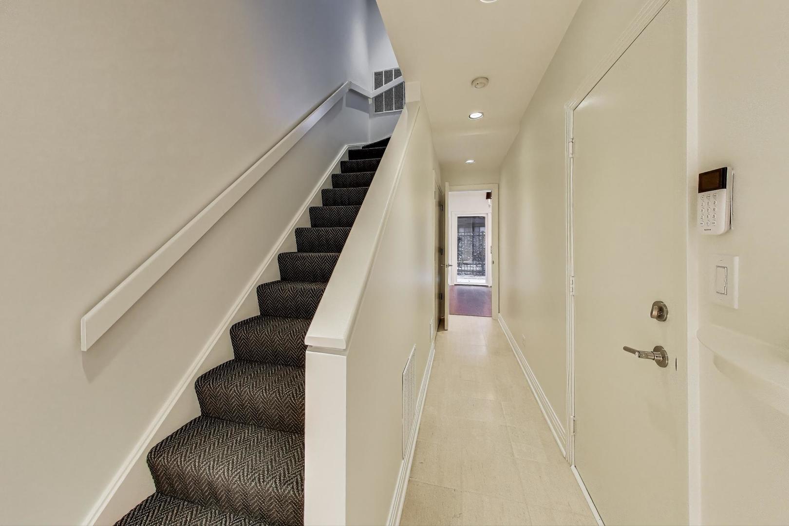 310 N Clinton Street Unit: H