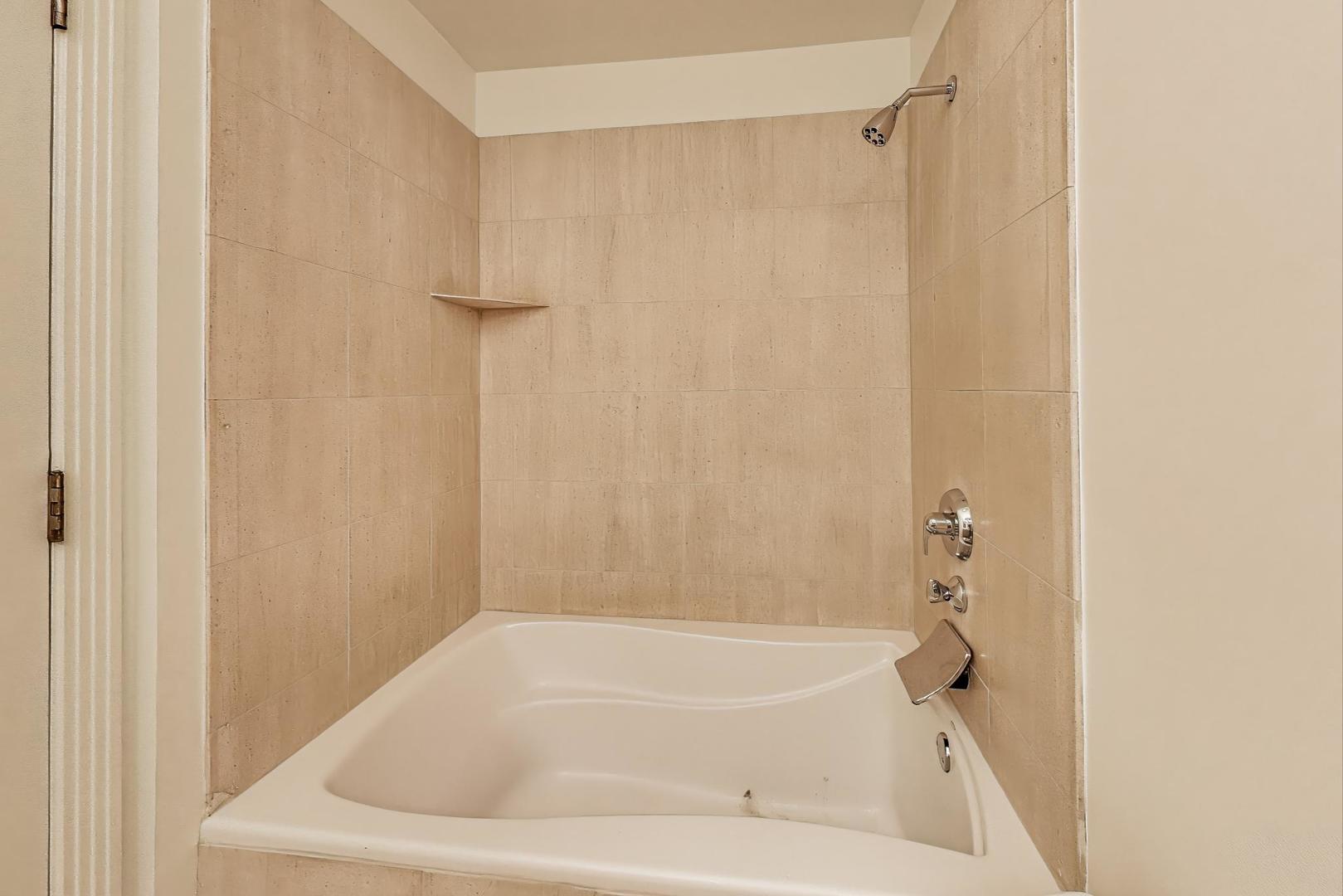 310 N Clinton Street Unit: H