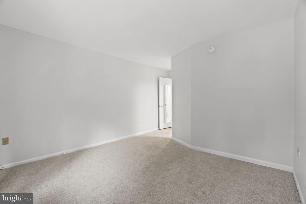 1637 OAKWOOD DRIVE Unit: CONDO 215