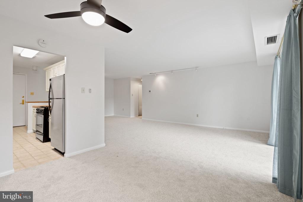 1637 OAKWOOD DRIVE Unit: CONDO 215