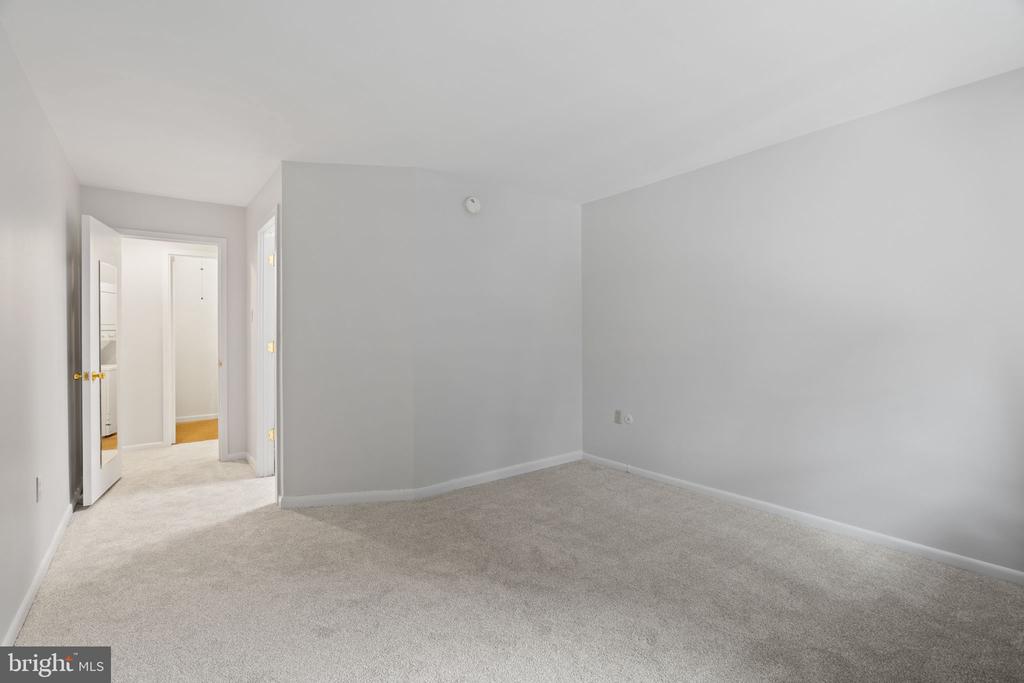 1637 OAKWOOD DRIVE Unit: CONDO 215