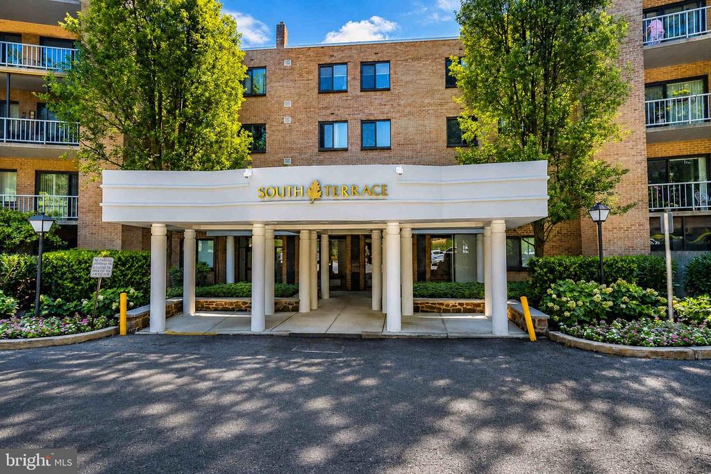 1637 OAKWOOD DRIVE Unit: CONDO 215