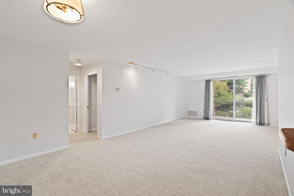 1637 OAKWOOD DRIVE Unit: CONDO 215