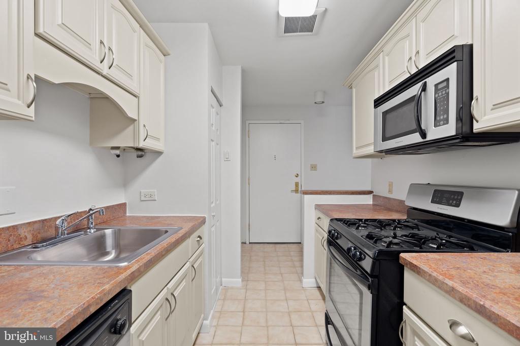 1637 OAKWOOD DRIVE Unit: CONDO 215