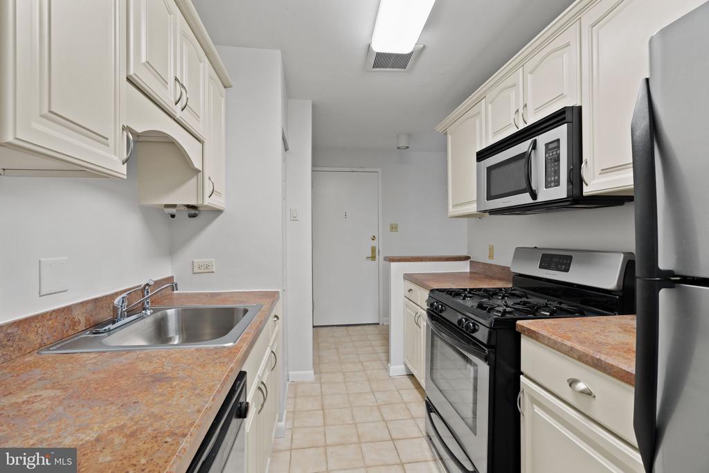 1637 OAKWOOD DRIVE Unit: CONDO 215