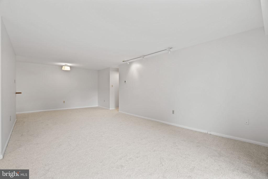 1637 OAKWOOD DRIVE Unit: CONDO 215