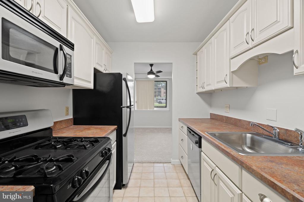 1637 OAKWOOD DRIVE Unit: CONDO 215