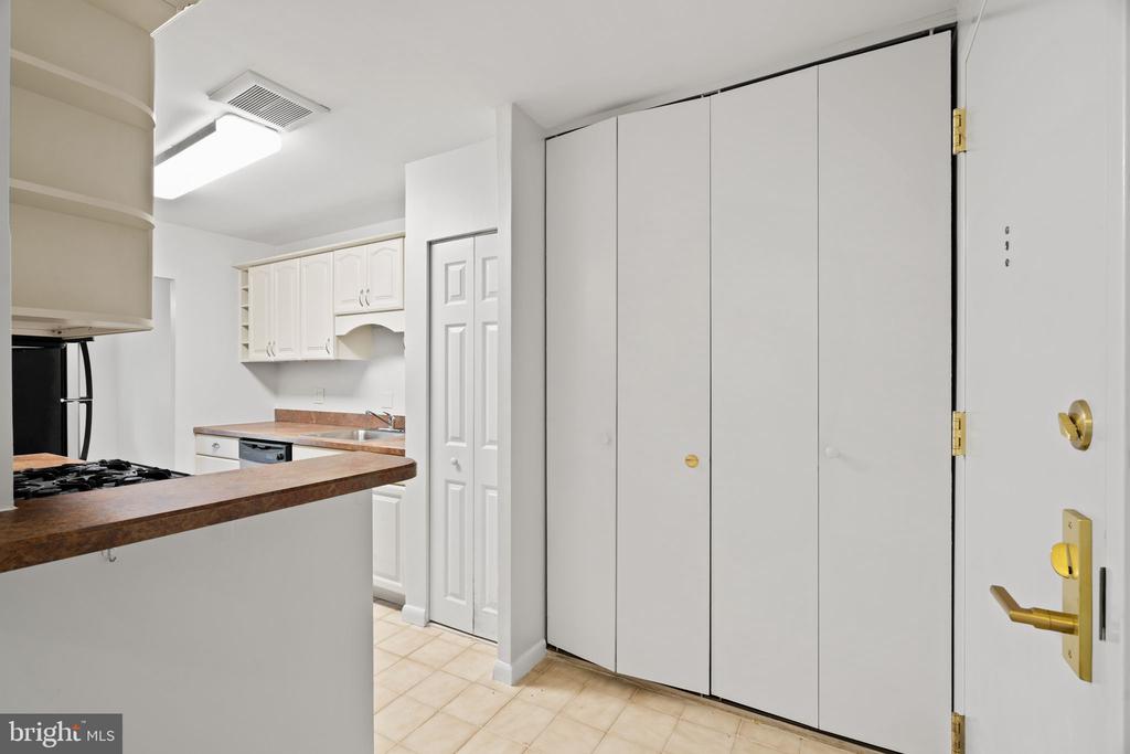 1637 OAKWOOD DRIVE Unit: CONDO 215