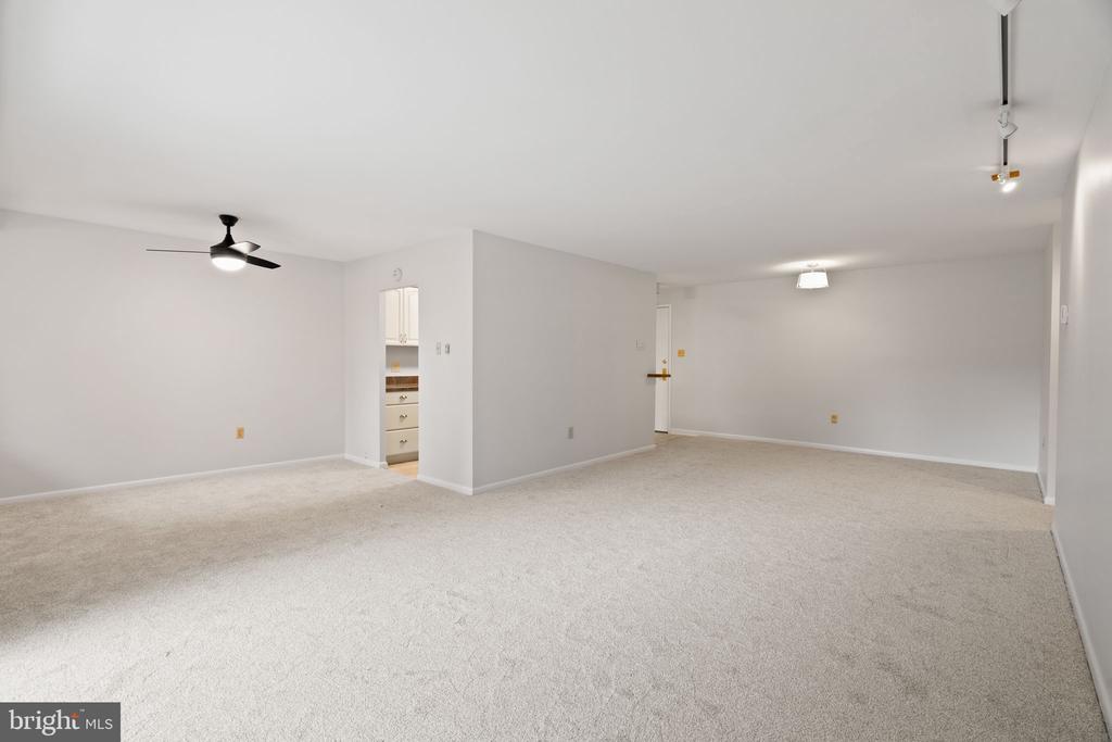 1637 OAKWOOD DRIVE Unit: CONDO 215