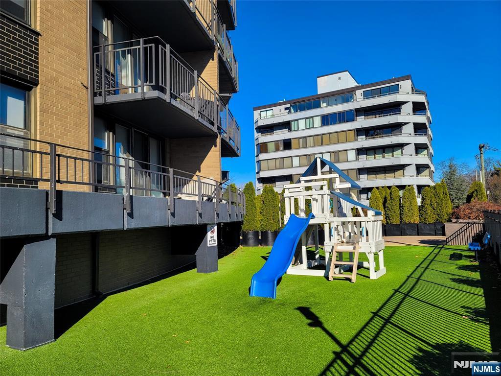 2400 Hudson Terrace 3a