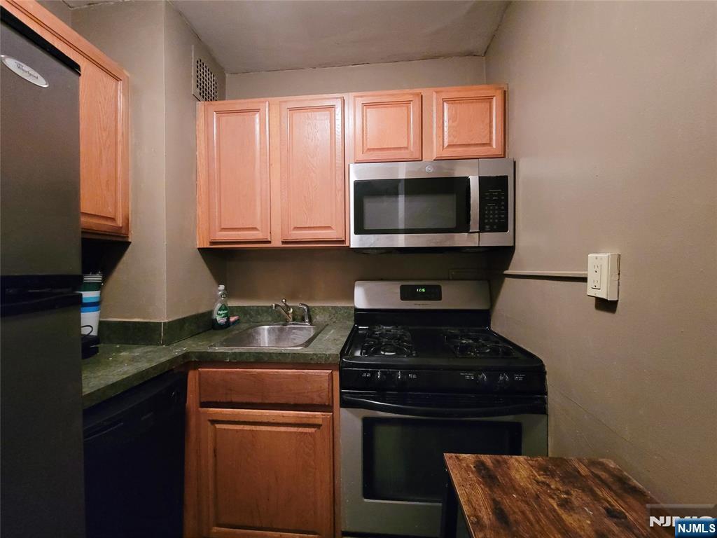 2400 Hudson Terrace 3a