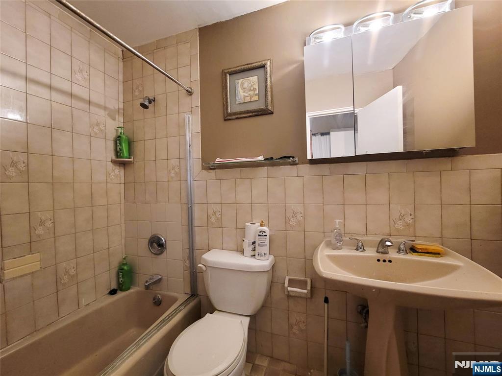 2400 Hudson Terrace 3a