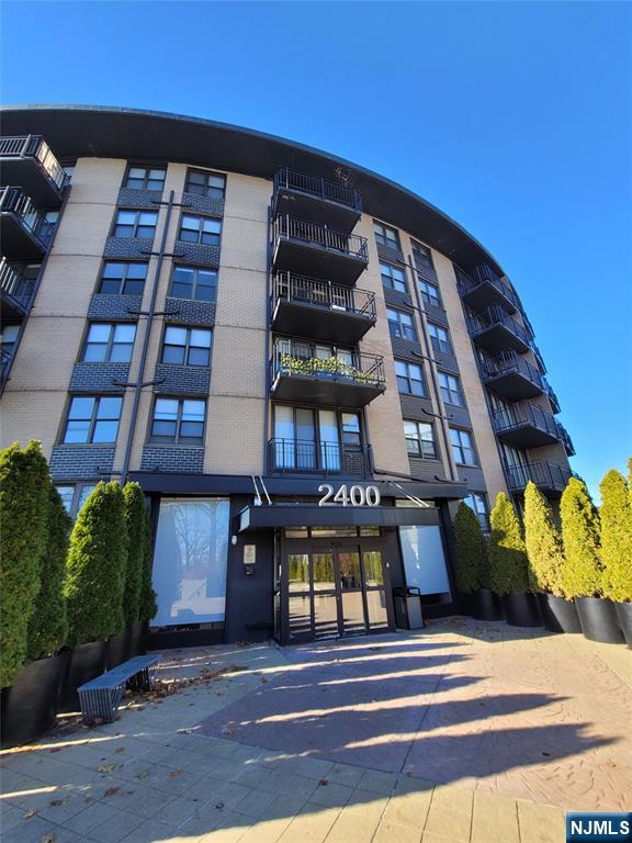 2400 Hudson Terrace 3a