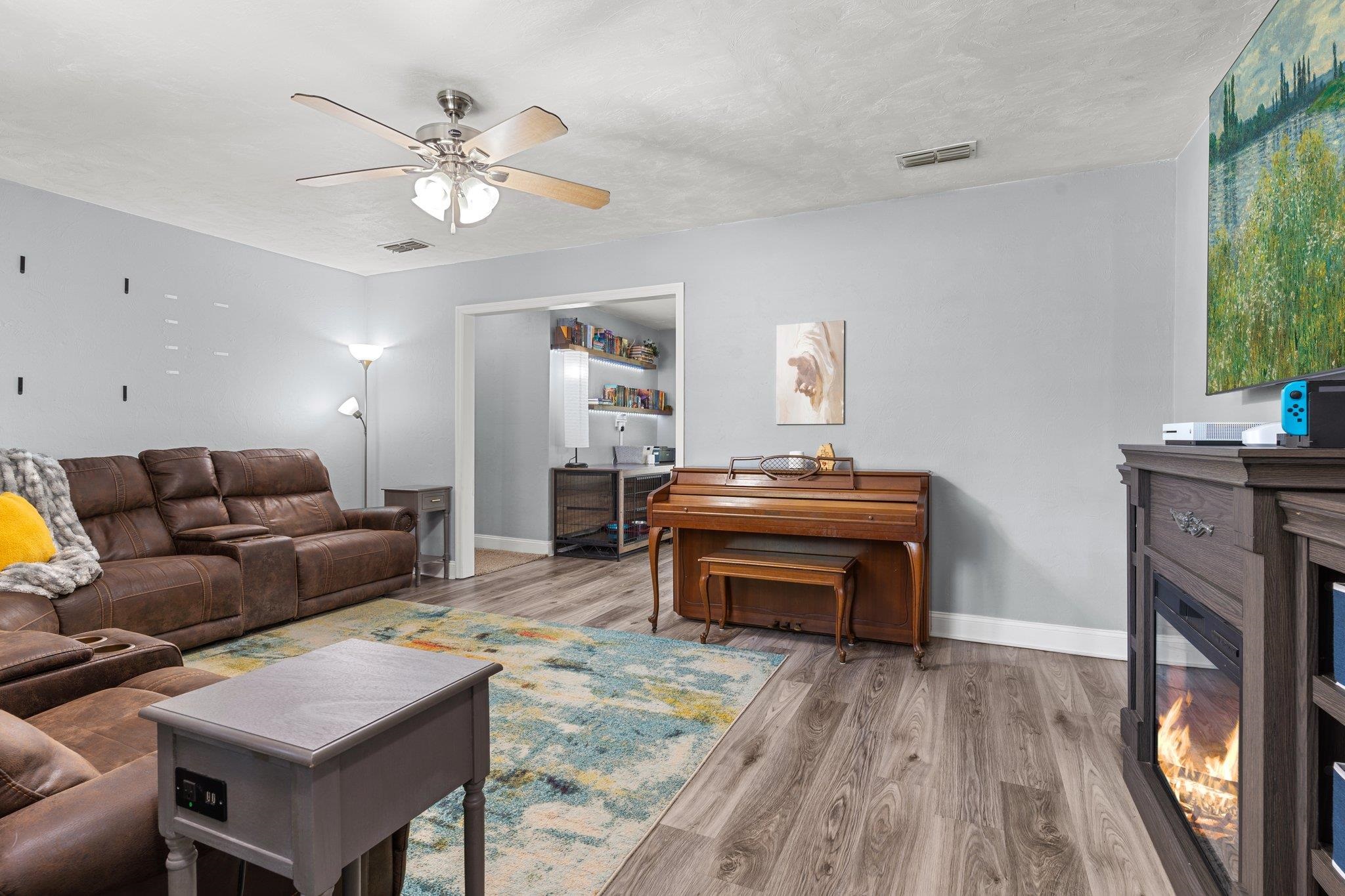 6812 Hill Gail Trl