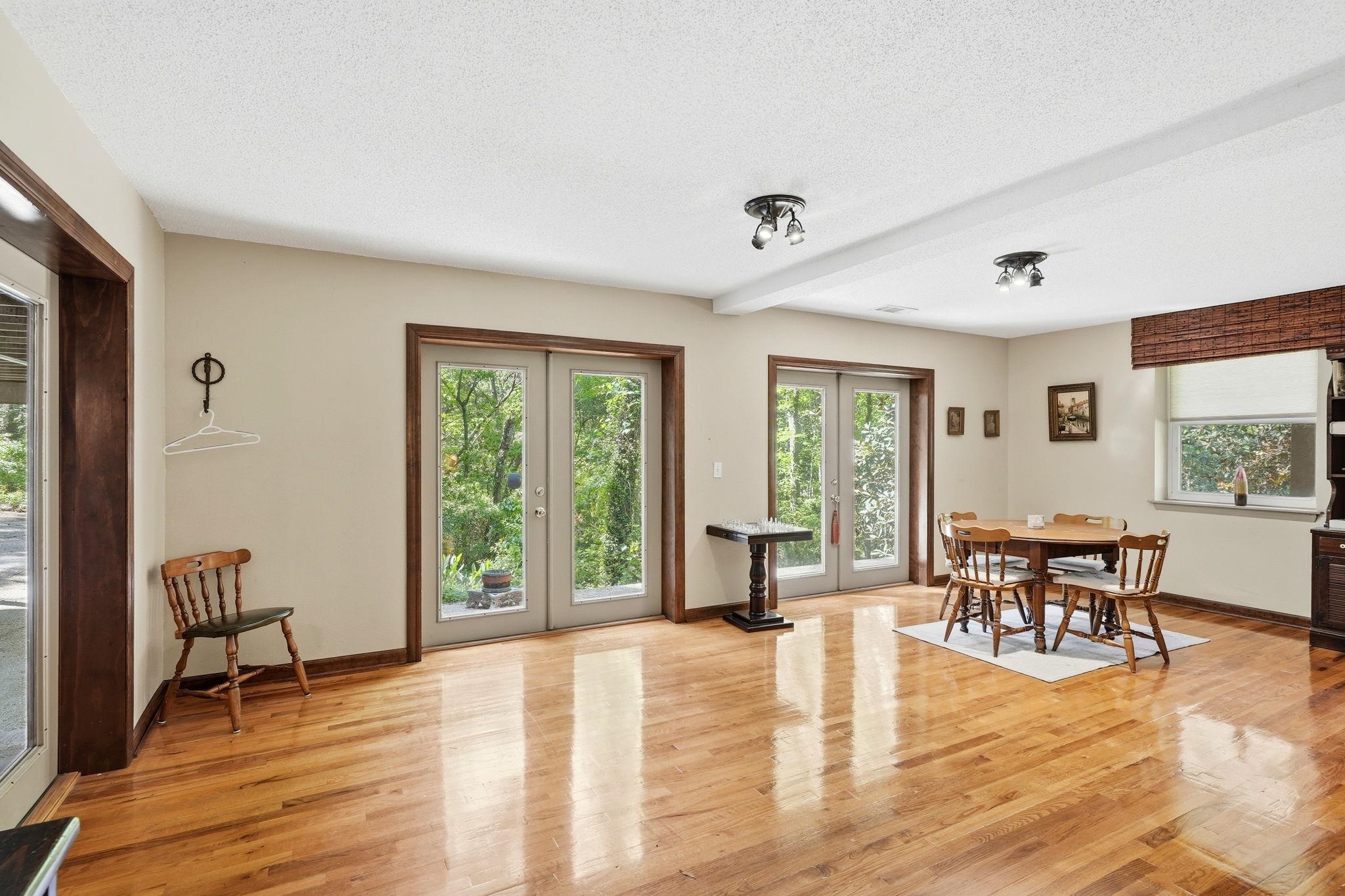 1221 LOWRY Drive
