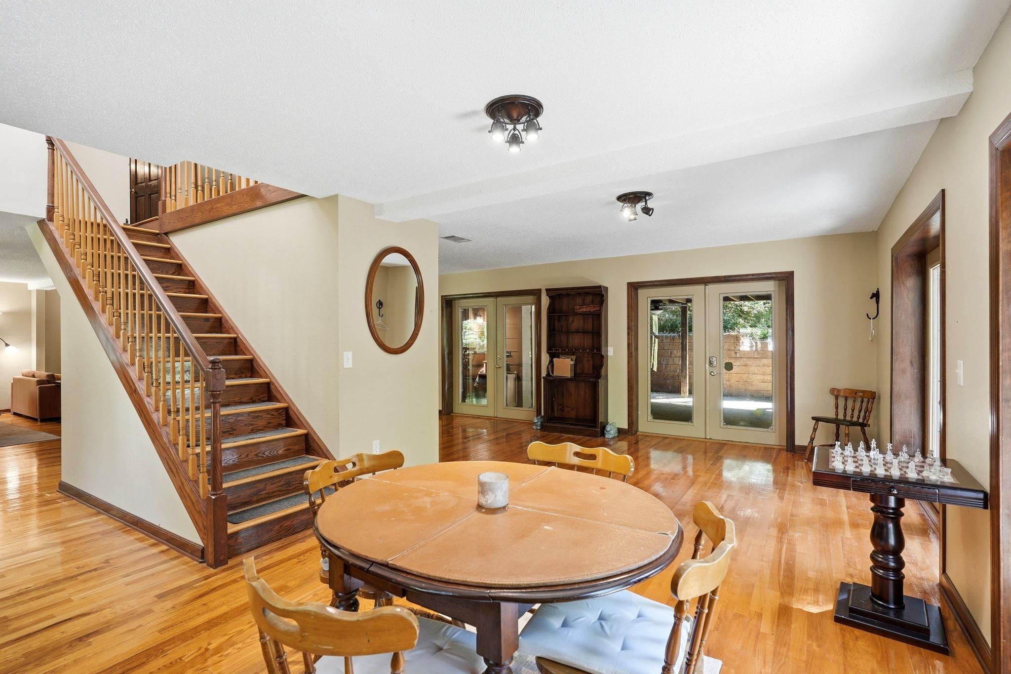 1221 LOWRY Drive