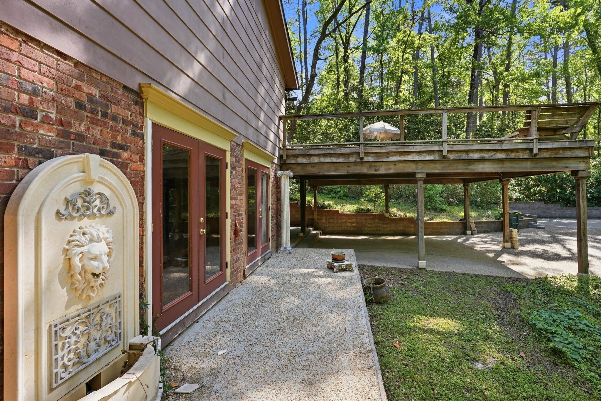 1221 LOWRY Drive