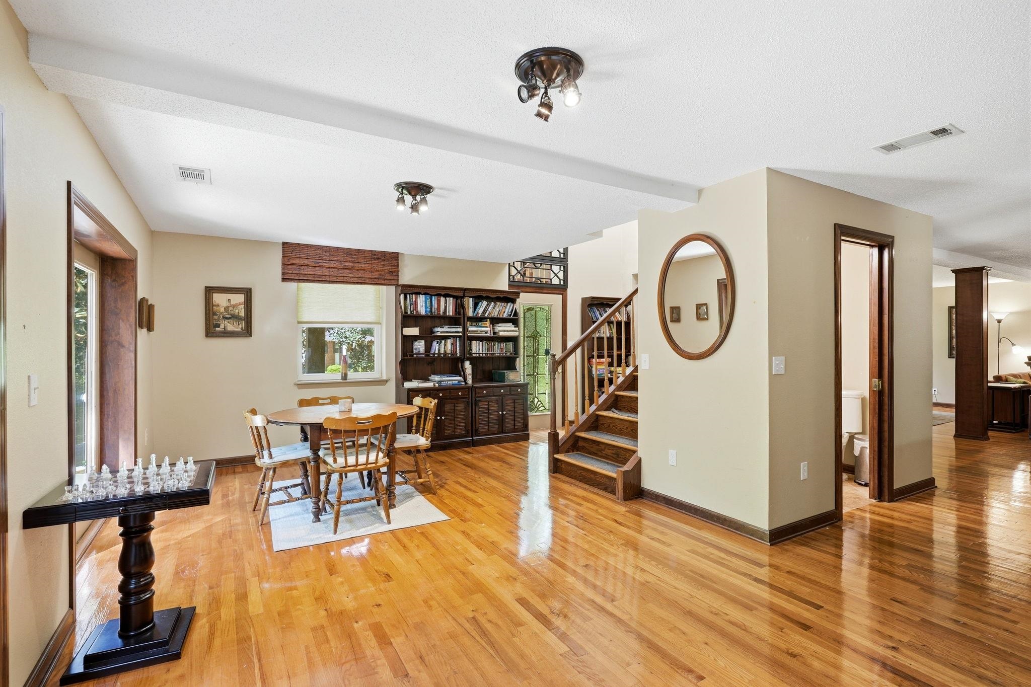 1221 LOWRY Drive