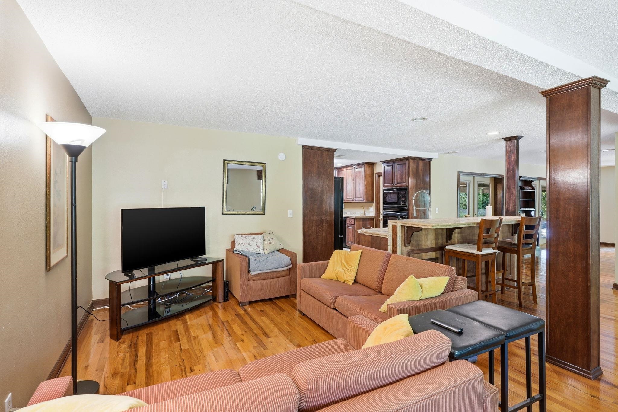 1221 LOWRY Drive