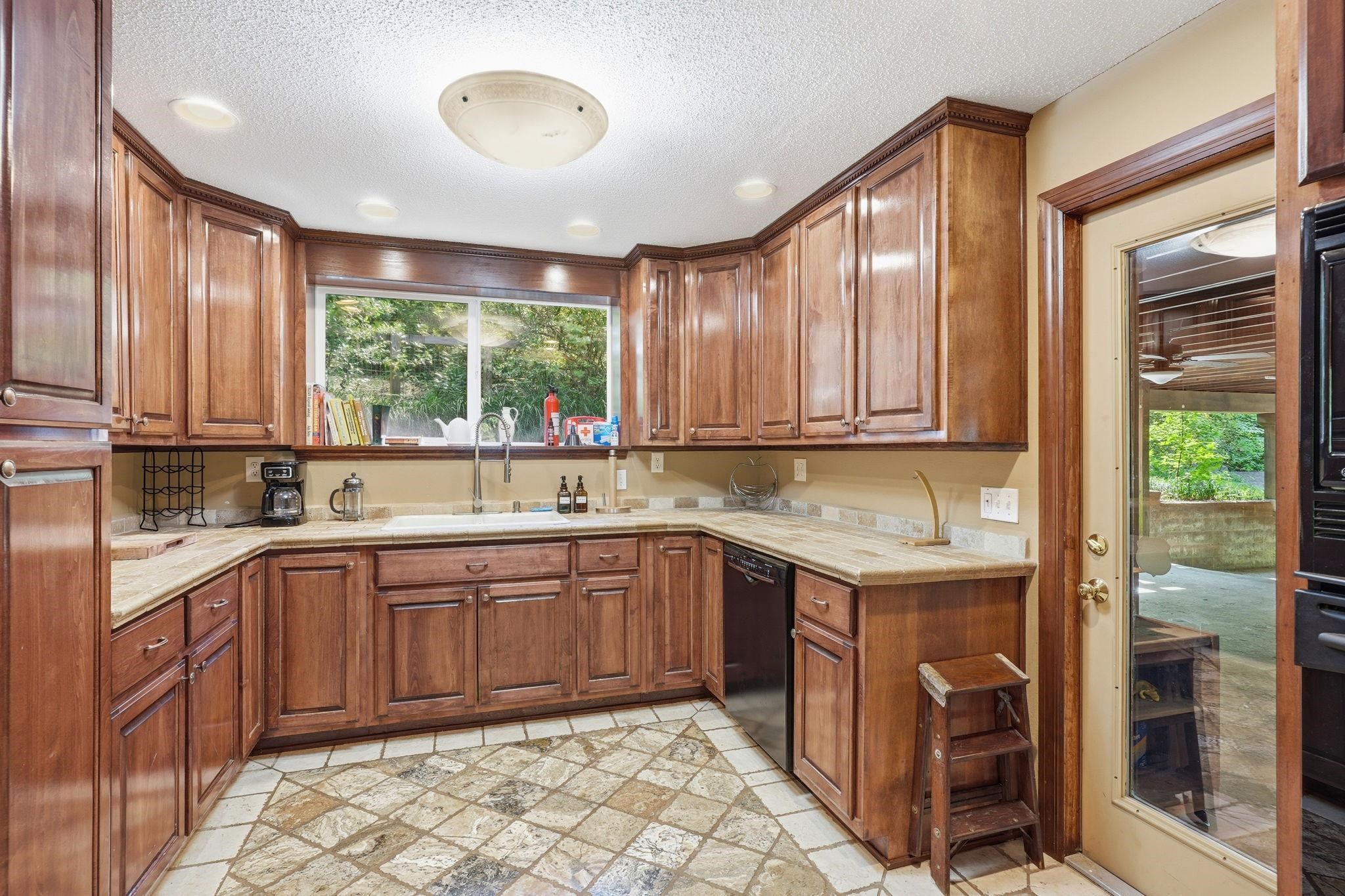1221 LOWRY Drive