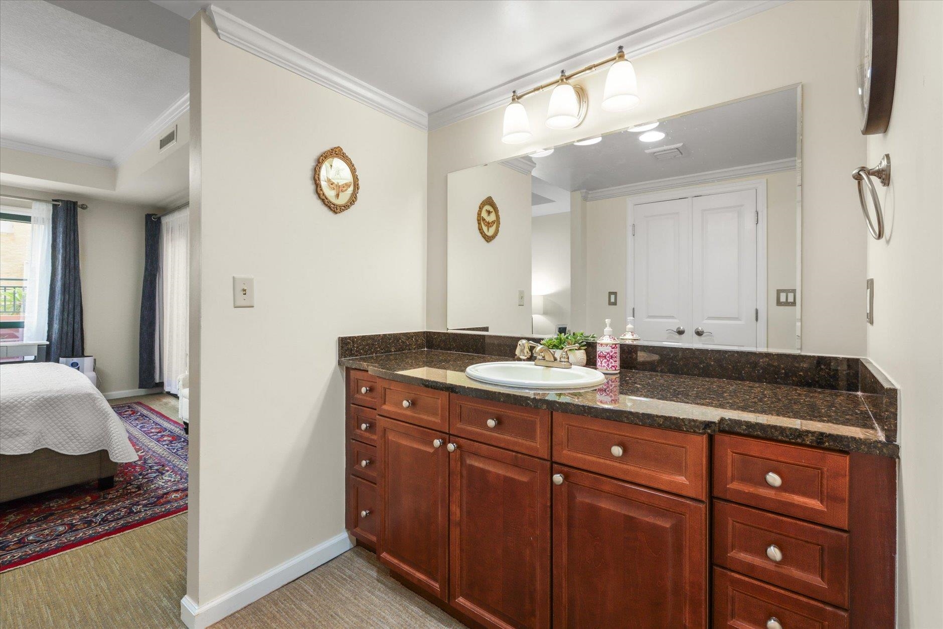 121 N Monroe Street Unit: 5004