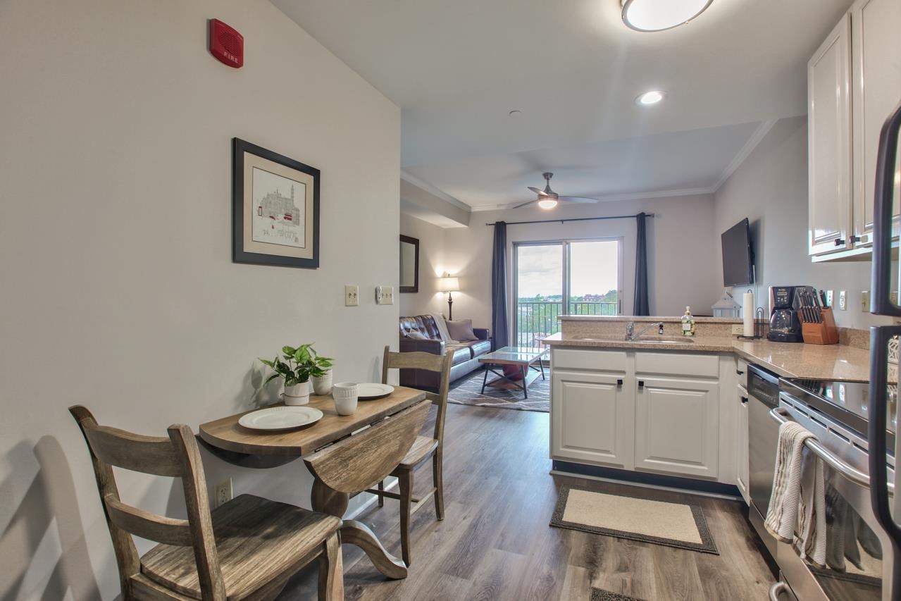 215 W College Avenue Unit: 305