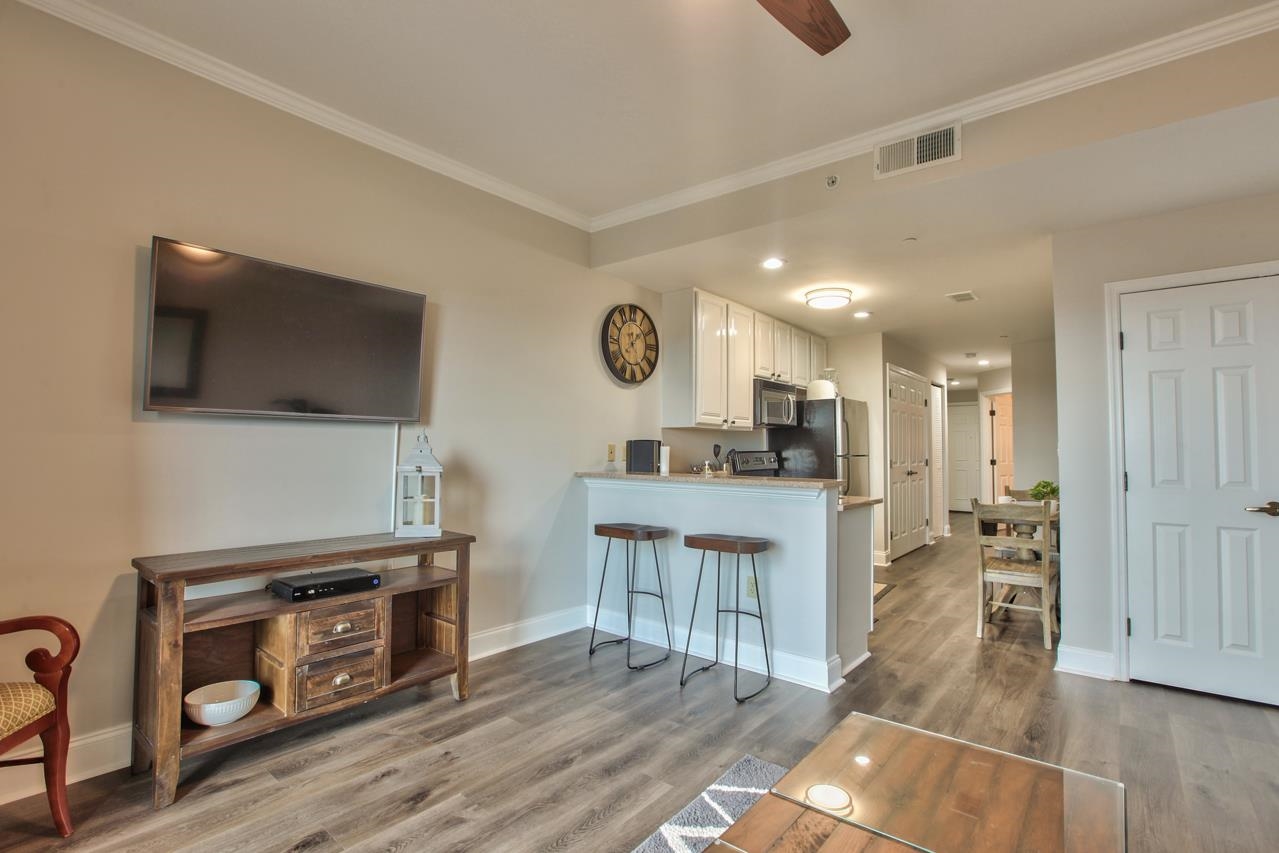 215 W College Avenue Unit: 305