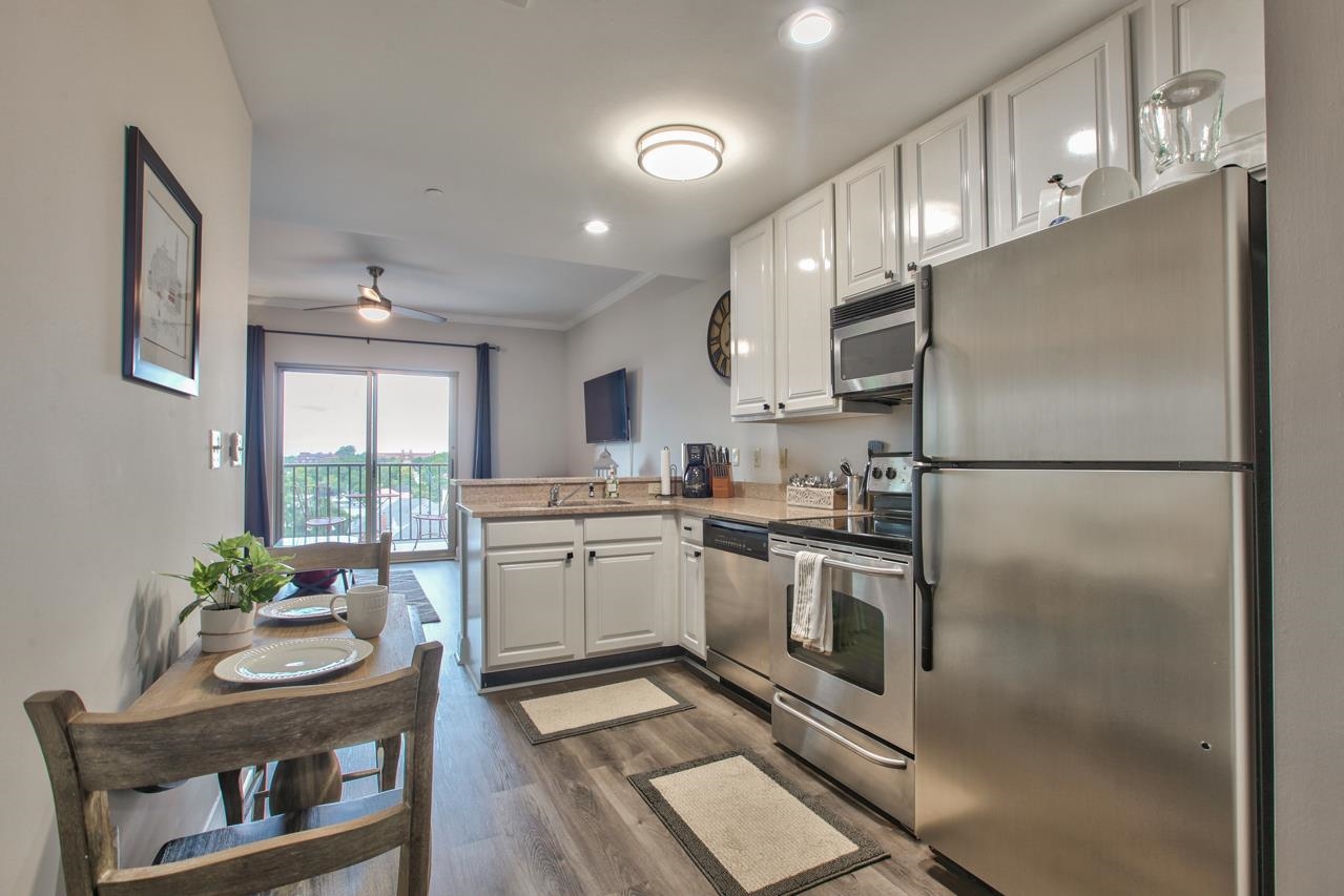 215 W College Avenue Unit: 305