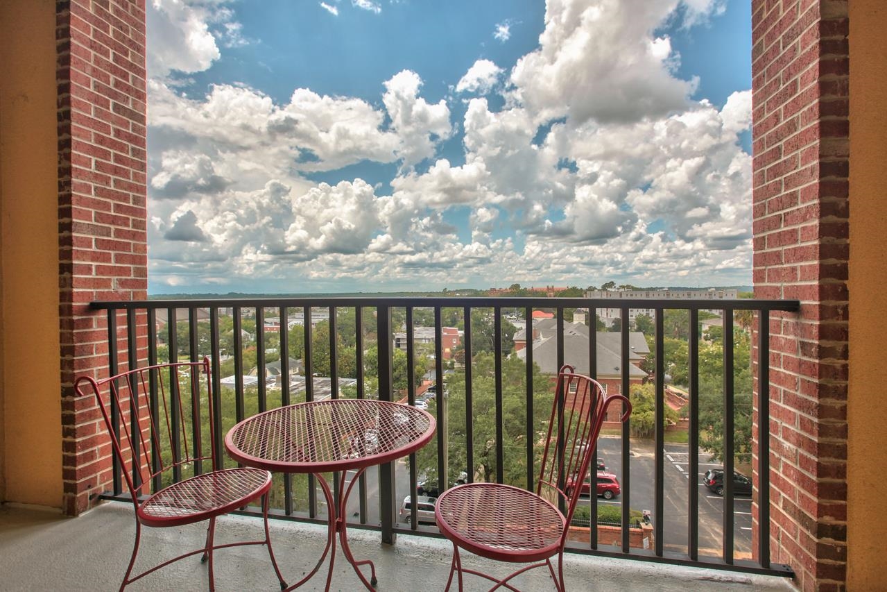 215 W College Avenue Unit: 305