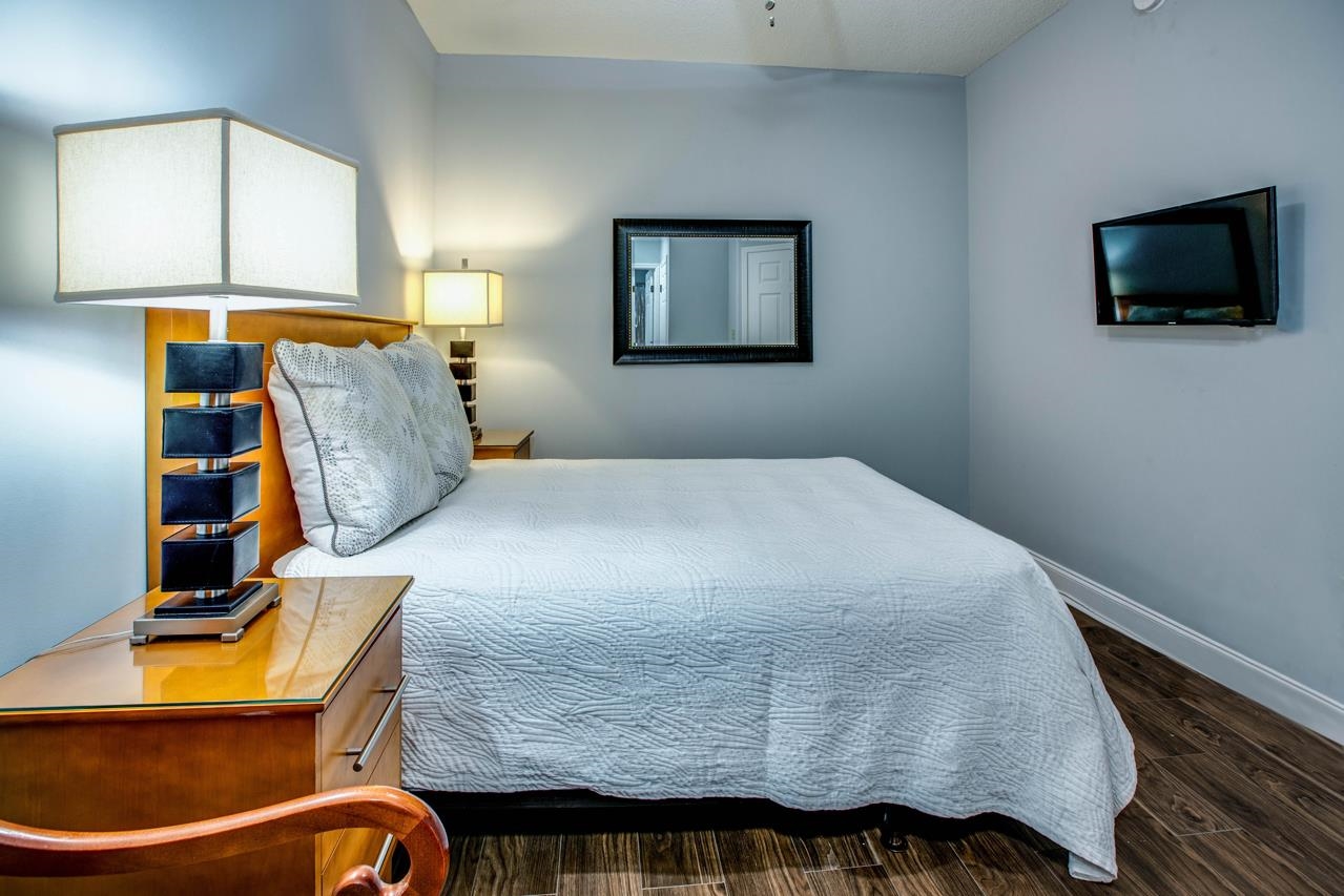 215 W College Unit 711 Avenue Unit: 711