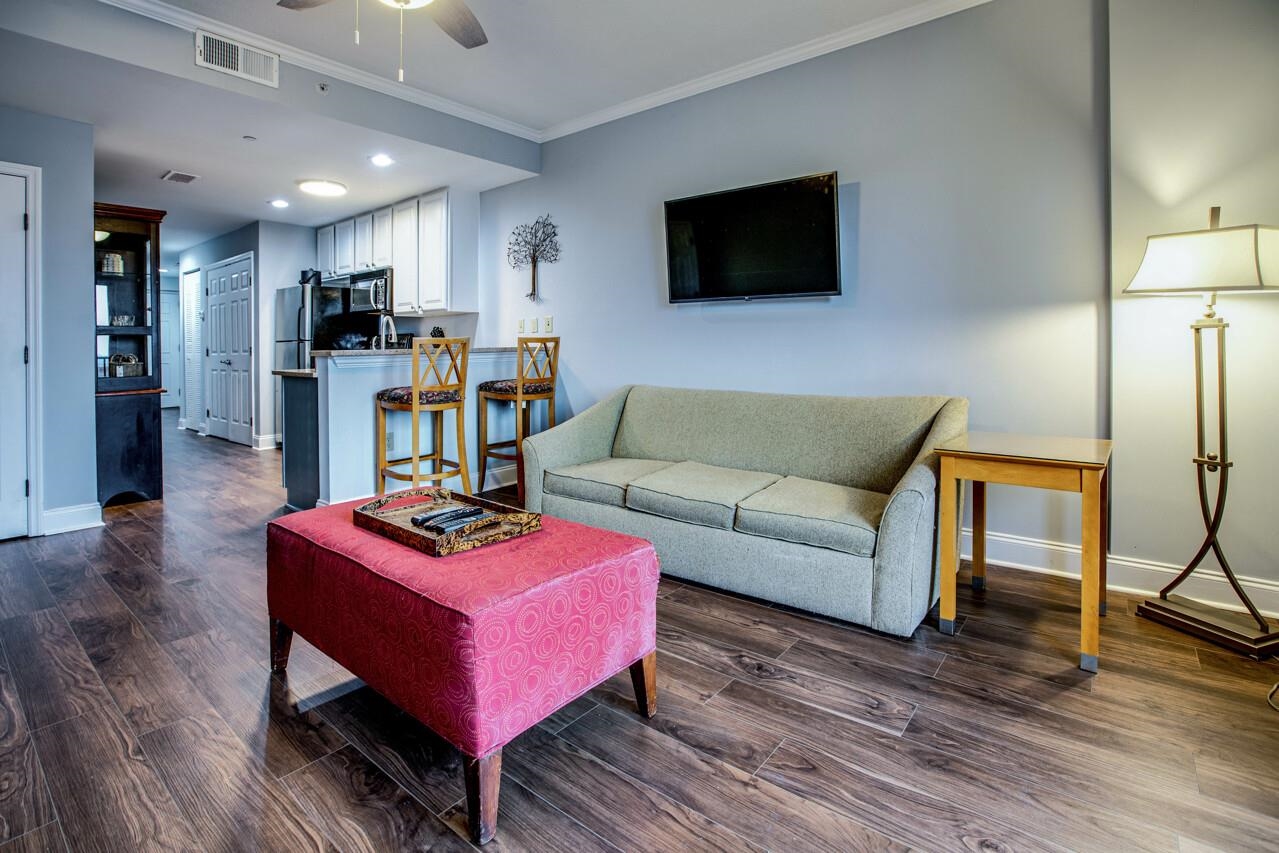 215 W College Unit 711 Avenue Unit: 711