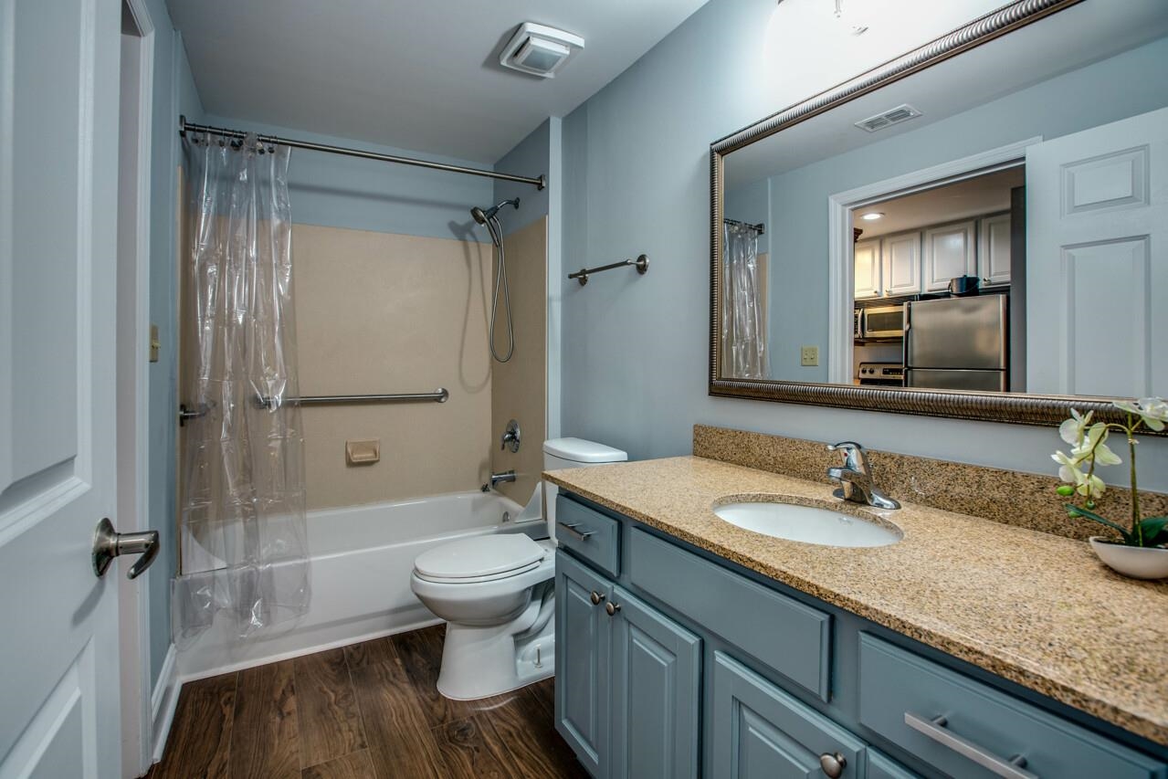 215 W College Unit 711 Avenue Unit: 711