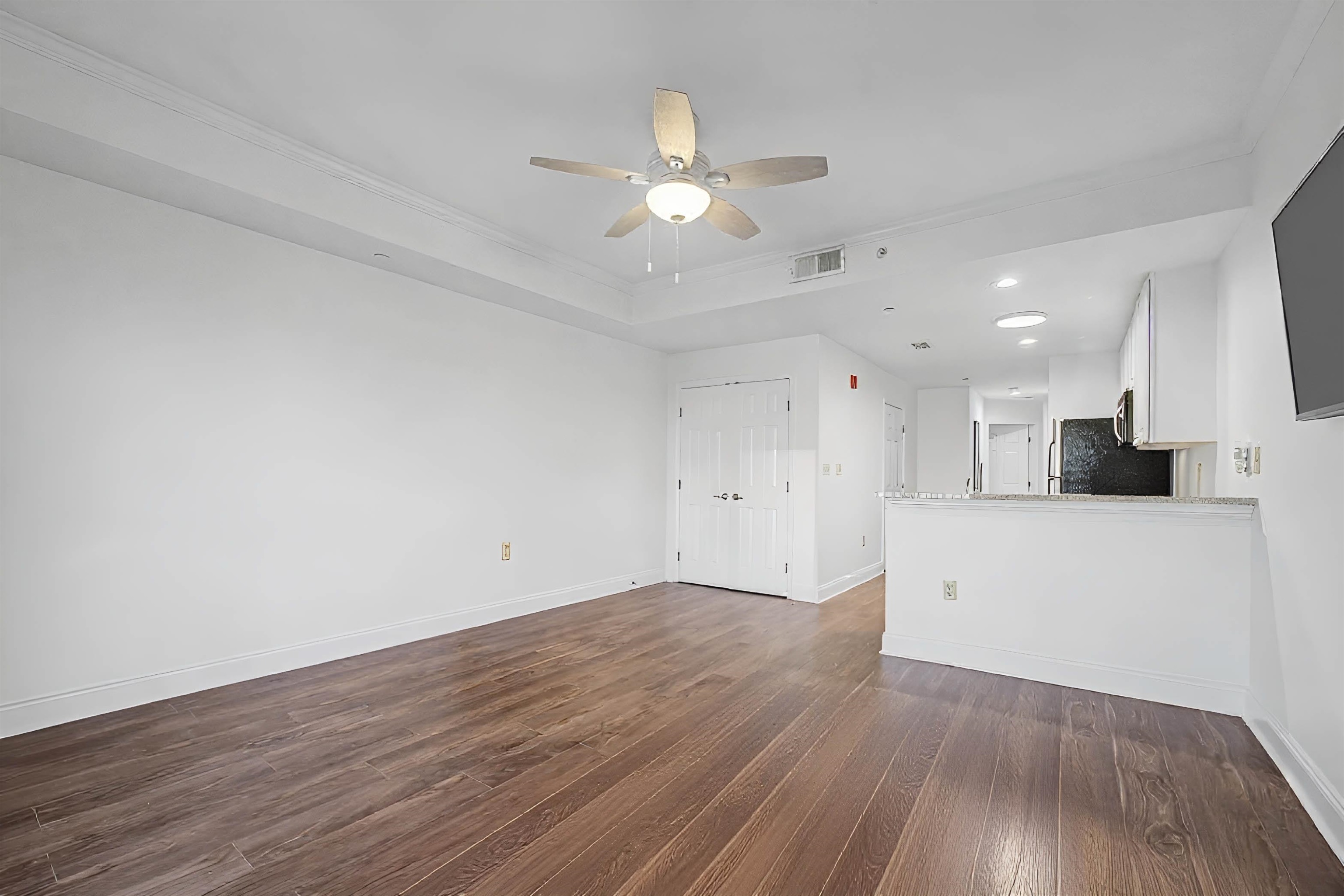 215 W College Unit 711 Avenue Unit: 711
