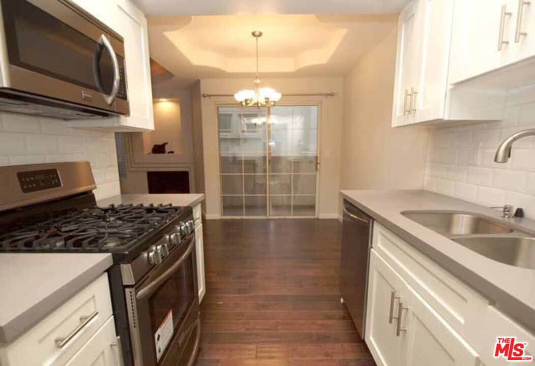 10627 MOORPARK ST Unit: 3