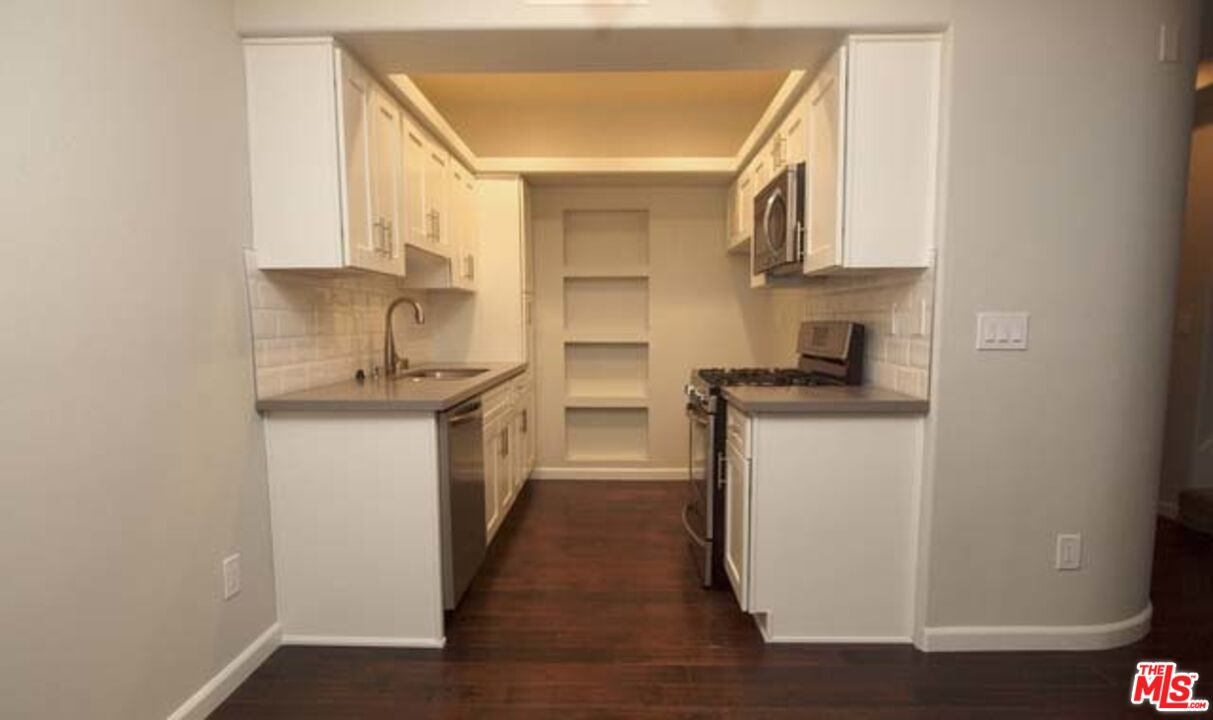 10627 MOORPARK ST Unit: 3