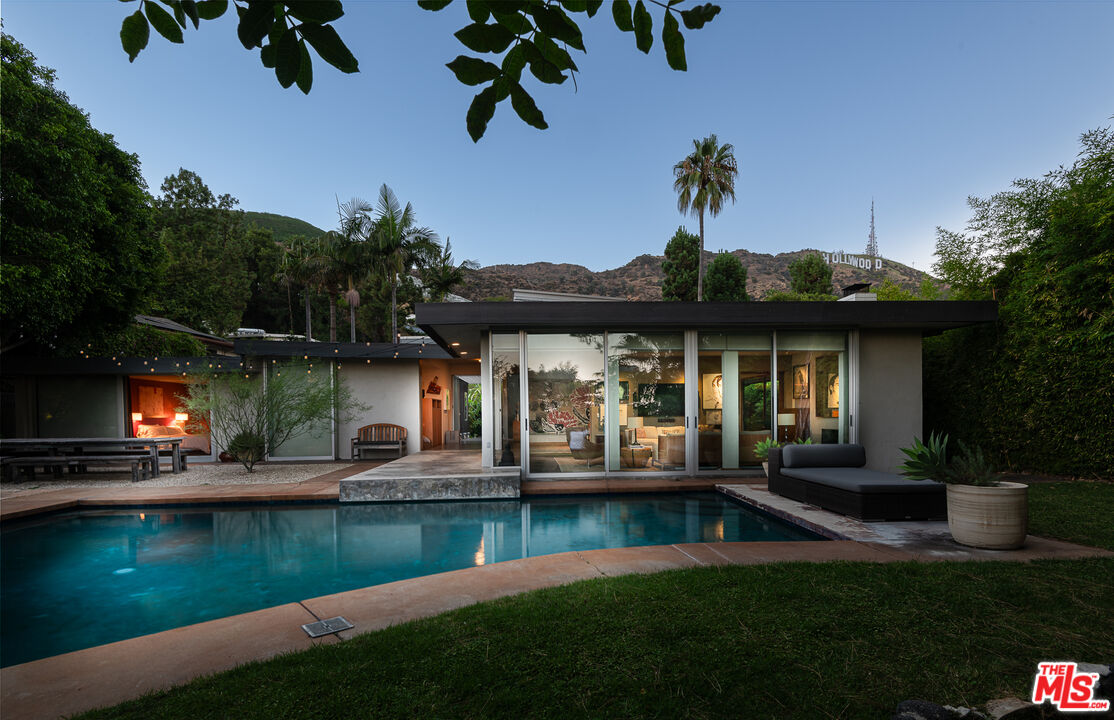 2613 Lake Hollywood Dr