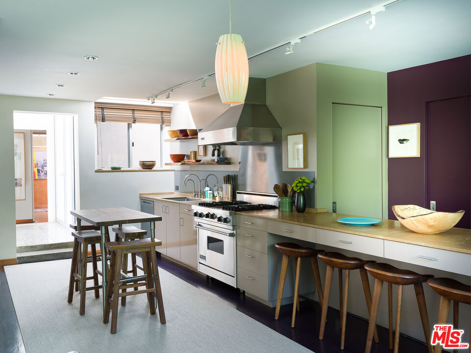 2613 Lake Hollywood Dr