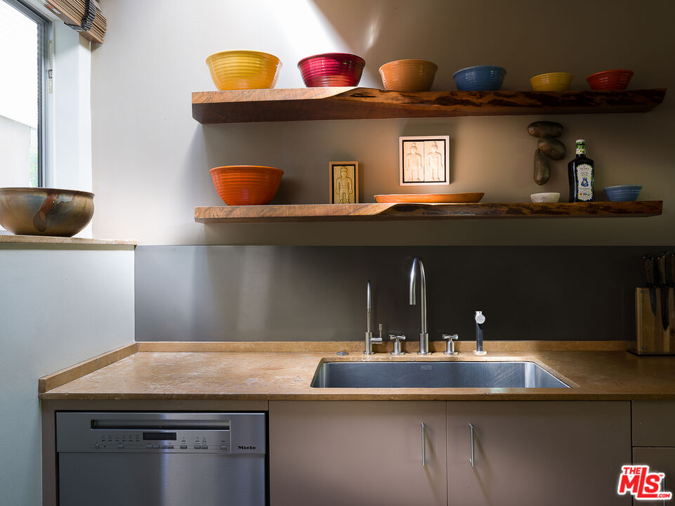 2613 Lake Hollywood Dr