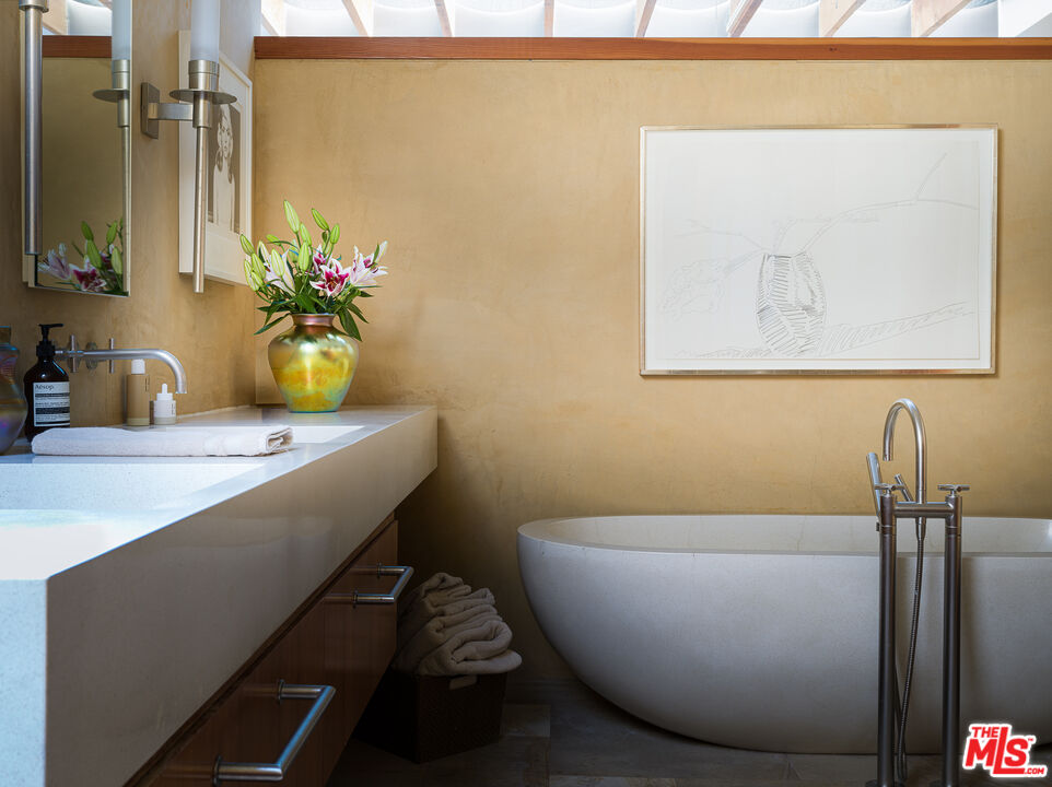 2613 Lake Hollywood Dr