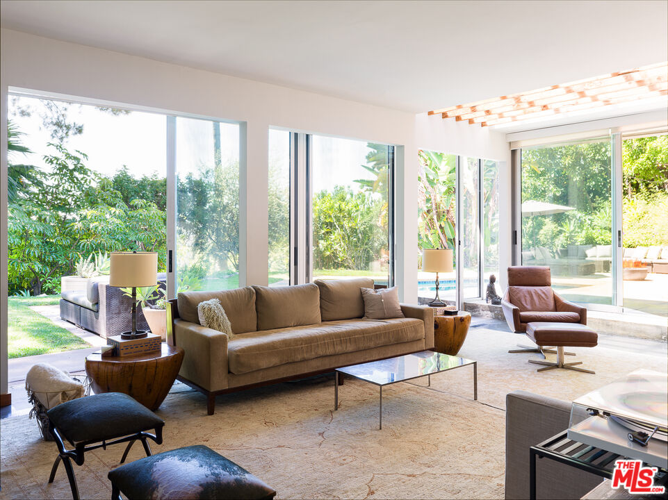 2613 Lake Hollywood Dr