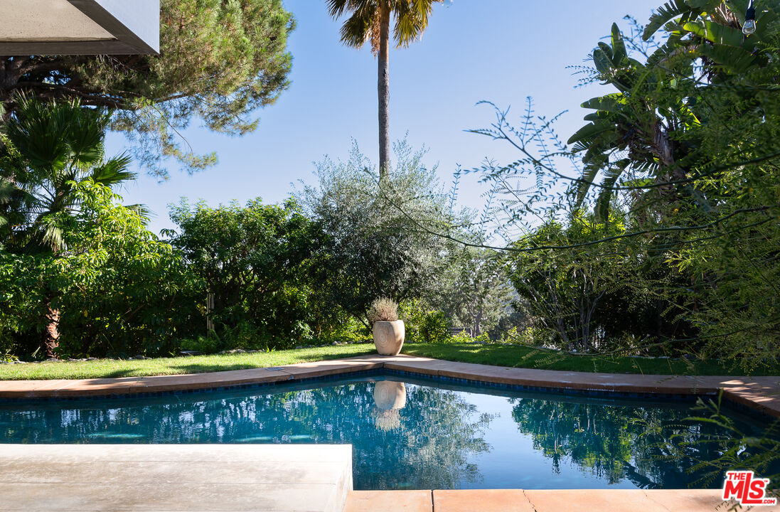 2613 Lake Hollywood Dr