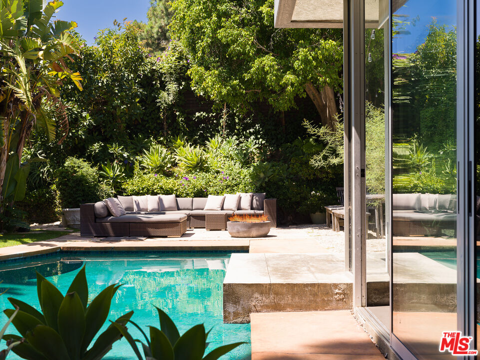 2613 Lake Hollywood Dr