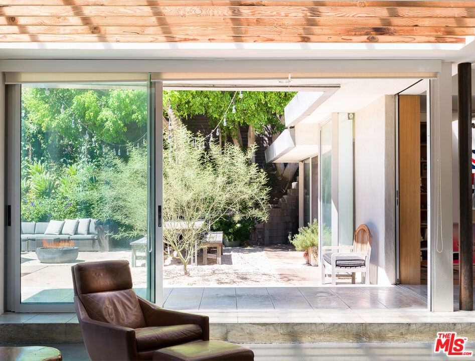 2613 Lake Hollywood Dr