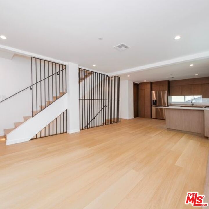 621 N Mariposa