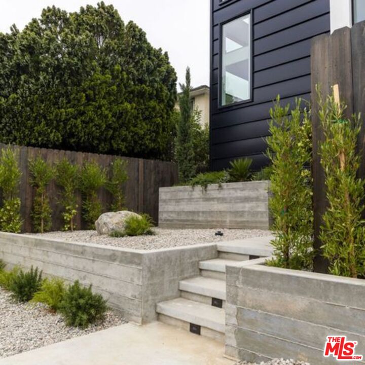 621 N Mariposa